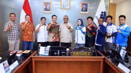 Wakil Menteri Ketenagakerjaan (Wamenaker) RI, Afriansyah Noor (tengah), berfoto bersama Direktur Operasional PT Indomarco Prismatama (Indomaret), Andreas Djajaputra (keempat dari kiri), Ketua Umum Dewan Pimpinan Pusat Serikat Pekerja Nasional (DPP SPN), Iwan Kusmawan, serta jajaran perwakilan buruh usai dialog hubungan industrial di Kantor Kemnaker, Jakarta. (Foto: Dok. Humas Kemnaker)