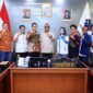 Wakil Menteri Ketenagakerjaan (Wamenaker) RI, Afriansyah Noor (tengah), berfoto bersama Direktur Operasional PT Indomarco Prismatama (Indomaret), Andreas Djajaputra (keempat dari kiri), Ketua Umum Dewan Pimpinan Pusat Serikat Pekerja Nasional (DPP SPN), Iwan Kusmawan, serta jajaran perwakilan buruh usai dialog hubungan industrial di Kantor Kemnaker, Jakarta. (Foto: Dok. Humas Kemnaker)