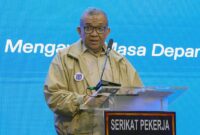 Wakil Menteri Ketenagakerjaan, Afriansyah Noor, menyampaikan arahan saat membuka Rapat Kerja Nasional Serikat Pekerja Sucofindo di Jakarta, Rabu (22/4). Dalam kesempatan tersebut, ia menekankan pentingnya penguatan kompetensi dan sertifikasi bagi pekerja guna menghadapi dinamika dunia kerja yang terus berkembang. (FOTO : Dok. Biro Humas Kemenaker)