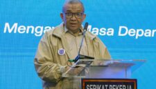 Wakil Menteri Ketenagakerjaan, Afriansyah Noor, menyampaikan arahan saat membuka Rapat Kerja Nasional Serikat Pekerja Sucofindo di Jakarta, Rabu (22/4). Dalam kesempatan tersebut, ia menekankan pentingnya penguatan kompetensi dan sertifikasi bagi pekerja guna menghadapi dinamika dunia kerja yang terus berkembang. (FOTO : Dok. Biro Humas Kemenaker)