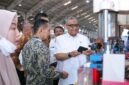 Wakil Menteri Ketenagakerjaan Afriansyah Noor (kemeja putih) berbincang dengan manajemen perusahaan saat melakukan kunjungan kerja di PT Sheonary Javanesia INC, Temanggung, Jawa Tengah, Rabu (29/7). (Foto: Dok. Kemnaker)