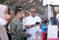 Wakil Menteri Ketenagakerjaan Afriansyah Noor (kemeja putih) berbincang dengan manajemen perusahaan saat melakukan kunjungan kerja di PT Sheonary Javanesia INC, Temanggung, Jawa Tengah, Rabu (29/7). (Foto: Dok. Kemnaker)