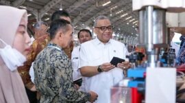 Wakil Menteri Ketenagakerjaan Afriansyah Noor (kemeja putih) berbincang dengan manajemen perusahaan saat melakukan kunjungan kerja di PT Sheonary Javanesia INC, Temanggung, Jawa Tengah, Rabu (29/7). (Foto: Dok. Kemnaker)