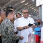 Wakil Menteri Ketenagakerjaan Afriansyah Noor (kemeja putih) berbincang dengan manajemen perusahaan saat melakukan kunjungan kerja di PT Sheonary Javanesia INC, Temanggung, Jawa Tengah, Rabu (29/7). (Foto: Dok. Kemnaker)