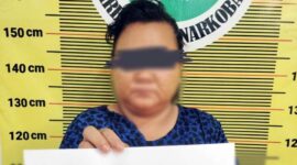 Wanita berinisial KK (26) yang Diamankan Satuan Reserse Narkoba Polres Merangin di jembatan Syamsudin Uban Kelurahan Basar Bawah Bangko, Kecamatan Bangko, Minggu (8/10/23). FOTO : HUMAS