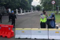 Wanita Bercadar Bawa Pistol Depam Istana Presiden Saat Diamankan Petugas. FOTO : Ist/Net