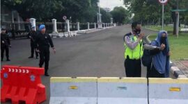 Wanita Bercadar Bawa Pistol Depam Istana Presiden Saat Diamankan Petugas. FOTO : Ist/Net
