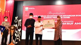 Wapres K.H. Ma’ruf Amin beserta Ibu Hj. Wury Ma’ruf Amin Saat Saksikan Pengukuhan KDEKS Provinsi Jambi, Kamis (04/5/23). FOTO : EP/RJP-BPMI Setwapres
