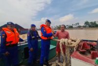 Wadirpolairud Polda Jambi AKBP Abilio Dos Santos Ketikan Turun Langsung Sisir Sungai Batanghari Pastikan Jalur Logistik Aman. FOTO : Viryzha