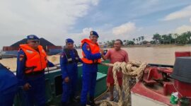 Wadirpolairud Polda Jambi AKBP Abilio Dos Santos Ketikan Turun Langsung Sisir Sungai Batanghari Pastikan Jalur Logistik Aman. FOTO : Viryzha