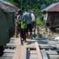 Tampak Sejumlah Warga Gotong Royong Perbaiki Jerambah AKses Kepemakaman Umum di Nipah Panjang. FOTO : BIN