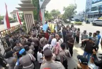 Ratusan warga Desa Dusun Mudo mendatangi Mapolda Jambi untuk menuntut pengusutan tuntas kasus dugaan korupsi dana kompensasi Rp8,9 miliar dan mafia tanah desa, Senin (27/7/2026). (Foto: Dok. Istimewa)