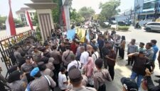 Ratusan warga Desa Dusun Mudo mendatangi Mapolda Jambi untuk menuntut pengusutan tuntas kasus dugaan korupsi dana kompensasi Rp8,9 miliar dan mafia tanah desa, Senin (27/7/2026). (Foto: Dok. Istimewa)