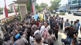 Ratusan warga Desa Dusun Mudo mendatangi Mapolda Jambi untuk menuntut pengusutan tuntas kasus dugaan korupsi dana kompensasi Rp8,9 miliar dan mafia tanah desa, Senin (27/7/2026). (Foto: Dok. Istimewa)