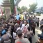 Ratusan warga Desa Dusun Mudo mendatangi Mapolda Jambi untuk menuntut pengusutan tuntas kasus dugaan korupsi dana kompensasi Rp8,9 miliar dan mafia tanah desa, Senin (27/7/2026). (Foto: Dok. Istimewa)