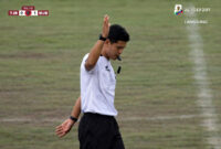 Wasit Meniup Leluit Panjang Menutup Pertandingan perebutan tempat ketiga Tanjab Barat vs Muaro Jambi yang berlangsung di Stadion KONI Jambi, Sabtu (24//1/26). FOTO : LintasTungkal