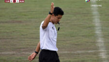 Wasit Meniup Leluit Panjang Menutup Pertandingan perebutan tempat ketiga Tanjab Barat vs Muaro Jambi yang berlangsung di Stadion KONI Jambi, Sabtu (24//1/26). FOTO : LintasTungkal