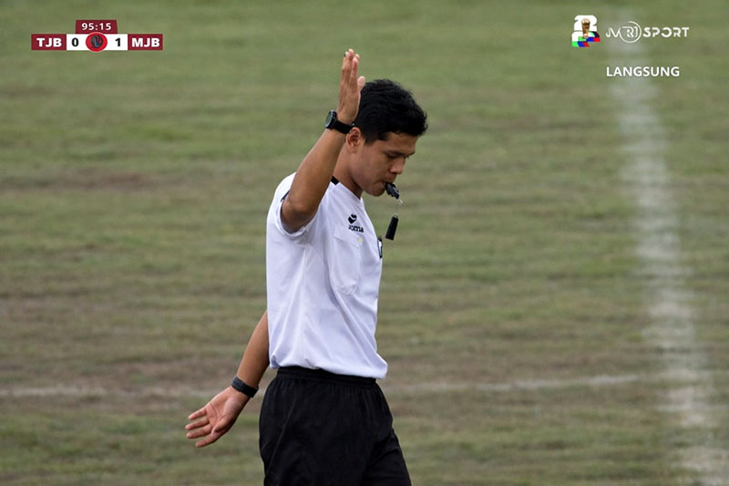 Wasit Meniup Leluit Panjang Menutup Pertandingan perebutan tempat ketiga Tanjab Barat vs Muaro Jambi yang berlangsung di Stadion KONI Jambi, Sabtu (24//1/26). FOTO : LintasTungkal