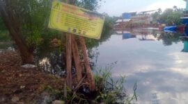 Spanduk Himbauan yang Dipsang agar Warga Waspada Buaya. FOTO : HB