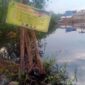 Spanduk Himbauan yang Dipsang agar Warga Waspada Buaya. FOTO : HB