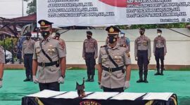 FOTO : IPTU Windy Trias Kumoro, SH Saat Mengikuti Upacara Pelantikan dan Sertijab Dipimpin Kapolres Tanjab Barat AKBP Guntur Saputo, SIK, MH di halaman Mapolres, Jumat (23/04/21).