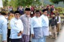 Wamenaker Afriansyah Noor (tengah) dan Bupati Tanah Datar Eka Putra (kedua kiri) meninjau Festival Minangkabau 2026 di Pagaruyung, Kamis (25/6/2026). Kehadiran tersebut menegaskan komitmen Kemnaker dalam memperkuat SDM lokal di sektor pariwisata. (Foto: Dok. Kemnaker)