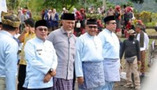 Wamenaker Afriansyah Noor (tengah) dan Bupati Tanah Datar Eka Putra (kedua kiri) meninjau Festival Minangkabau 2026 di Pagaruyung, Kamis (25/6/2026). Kehadiran tersebut menegaskan komitmen Kemnaker dalam memperkuat SDM lokal di sektor pariwisata. (Foto: Dok. Kemnaker)