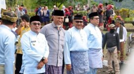 Wamenaker Afriansyah Noor (tengah) dan Bupati Tanah Datar Eka Putra (kedua kiri) meninjau Festival Minangkabau 2026 di Pagaruyung, Kamis (25/6/2026). Kehadiran tersebut menegaskan komitmen Kemnaker dalam memperkuat SDM lokal di sektor pariwisata. (Foto: Dok. Kemnaker)