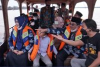 Bupati H. Anwar Sadat Naik Perahu Ketek Wisata di kawasan WFC Kuala Tungkal, Jum'at (01/10/21). FOTO : PROKOPIM.
