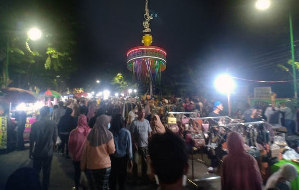 Susana Malam Minggu di Tugu Keris Siginjai Kota Jambi. FOTO : Noval. 
