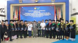 CSR Superintendent PetroChina Jabung, Adrian Wibisono dan Bupati Tanjab Barat, H. Anwar Sadat Wisuda Politeknik Energi dan Mineral (PEM) Akamigas di Graha Oktana PEM Akamigas di Cepu, Blora, Jawa Tengah, Selasa (18/7/23). FOTO : Tim