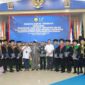 CSR Superintendent PetroChina Jabung, Adrian Wibisono dan Bupati Tanjab Barat, H. Anwar Sadat Wisuda Politeknik Energi dan Mineral (PEM) Akamigas di Graha Oktana PEM Akamigas di Cepu, Blora, Jawa Tengah, Selasa (18/7/23). FOTO : Tim