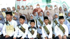 Bupati Muaro Jambi Hj. Masnah Busro Saat Hadiri Wisuda hafiz dan hafizah Rumah Tahfiz Al-Quran (RTQ)  Al Falah di Desa Talang Belido, Kecamatan Sungai Gelam, Kamis (3/2/22). FOTO : IG @Masnah