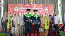 DOK. Muammar Khadafi dan Hanif Fahrezah Saat Ikuti Wisuda Sarjana di STKIP & STITAD Al Azhar di Swiss-Belhotel Jambi, Kamis siang (16/12/21).