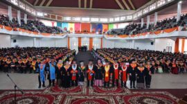 Rektor Universitas Jambi, Prof. Drs. H. Sutrisno, M.Sc.,Ph.D dalam Prosesi Wisuda. FOTO : Humas UNJA