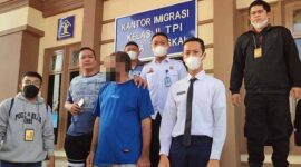 WNA Pakistan dikawal oleh petugas Inteldakim Kuala Tungkal saat pendeportasian, Kamis (14/4/22). FOTO : Kanim KTL