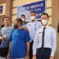 WNA Pakistan dikawal oleh petugas Inteldakim Kuala Tungkal saat pendeportasian, Kamis (14/4/22). FOTO : Kanim KTL