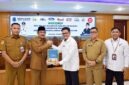 Bupati Tanjung Jabung Barat, H. Anwar Sadat menerima Laporan Hasil Evaluasi Perencanaan dan Penganggaran dari Kepala Perwakilan BPKP Provinsi Jambi, Zulherizal (kanan), di Kantor Bupati Tanjung Jabung Barat, Senin (7/9/2026). (FOTO : Dok. Prokopim)