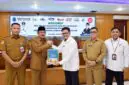 Bupati Tanjung Jabung Barat, H. Anwar Sadat menerima Laporan Hasil Evaluasi Perencanaan dan Penganggaran dari Kepala Perwakilan BPKP Provinsi Jambi, Zulherizal (kanan), di Kantor Bupati Tanjung Jabung Barat, Senin (7/9/2026). (FOTO : Dok. Prokopim)