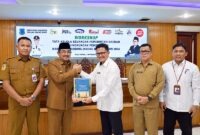 Bupati Tanjung Jabung Barat, H. Anwar Sadat menerima Laporan Hasil Evaluasi Perencanaan dan Penganggaran dari Kepala Perwakilan BPKP Provinsi Jambi, Zulherizal (kanan), di Kantor Bupati Tanjung Jabung Barat, Senin (7/9/2026). (FOTO : Dok. Prokopim)