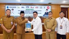 Bupati Tanjung Jabung Barat, H. Anwar Sadat menerima Laporan Hasil Evaluasi Perencanaan dan Penganggaran dari Kepala Perwakilan BPKP Provinsi Jambi, Zulherizal (kanan), di Kantor Bupati Tanjung Jabung Barat, Senin (7/9/2026). (FOTO : Dok. Prokopim)