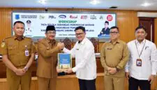 Bupati Tanjung Jabung Barat, H. Anwar Sadat menerima Laporan Hasil Evaluasi Perencanaan dan Penganggaran dari Kepala Perwakilan BPKP Provinsi Jambi, Zulherizal (kanan), di Kantor Bupati Tanjung Jabung Barat, Senin (7/9/2026). (FOTO : Dok. Prokopim)