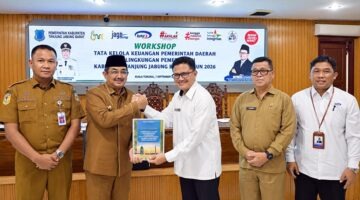 Bupati Tanjung Jabung Barat, H. Anwar Sadat menerima Laporan Hasil Evaluasi Perencanaan dan Penganggaran dari Kepala Perwakilan BPKP Provinsi Jambi, Zulherizal (kanan), di Kantor Bupati Tanjung Jabung Barat, Senin (7/9/2026). (FOTO : Dok. Prokopim)