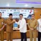 Bupati Tanjung Jabung Barat, H. Anwar Sadat menerima Laporan Hasil Evaluasi Perencanaan dan Penganggaran dari Kepala Perwakilan BPKP Provinsi Jambi, Zulherizal (kanan), di Kantor Bupati Tanjung Jabung Barat, Senin (7/9/2026). (FOTO : Dok. Prokopim)