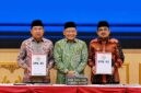 Bupati H. Anwar Sadat (kanan) bersama Ketua DPRD Tanjab Barat Hamdani (kiri) menunjukkan Laporan Hasil Pemeriksaan (LHP) atas LKPD Tahun Anggaran 2025 didampingi Kepala BPK RI Perwakilan Provinsi Jambi (tengah) di Kantor BPK RI Perwakilan Jambi, Selasa (2/6/2026). (FOTO : Dok. Istimewa Prokopim TJB)