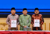 Bupati H. Anwar Sadat (kanan) bersama Ketua DPRD Tanjab Barat Hamdani (kiri) menunjukkan Laporan Hasil Pemeriksaan (LHP) atas LKPD Tahun Anggaran 2025 didampingi Kepala BPK RI Perwakilan Provinsi Jambi (tengah) di Kantor BPK RI Perwakilan Jambi, Selasa (2/6/2026). (FOTO : Dok. Istimewa Prokopim TJB)