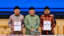 Bupati H. Anwar Sadat (kanan) bersama Ketua DPRD Tanjab Barat Hamdani (kiri) menunjukkan Laporan Hasil Pemeriksaan (LHP) atas LKPD Tahun Anggaran 2025 didampingi Kepala BPK RI Perwakilan Provinsi Jambi (tengah) di Kantor BPK RI Perwakilan Jambi, Selasa (2/6/2026). (FOTO : Dok. Istimewa Prokopim TJB)