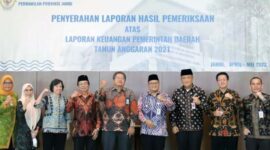 Penyerahan LHP BPK atas Audit LKPD Kota Jambi TA 2021diterima langsung oleh Wakil Wali Kota Jambi Dr. dr. H. Maulana, MKM di Kantor BPK RI Perwakilan Jambi, Jumat (20/5/22). FOTO : Ist