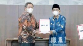 Ketua BPKP Provinsi Jambi dan Bupati Tanjab Barat Penyerahan LHP atas LKPD Tanjab Barat tahun anggaran 2021, Jum'at (20/5/22). FOTO : Ist.