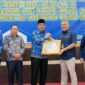Bupati H. Anwar Sadat menerima penghargaan Opini WTP dari Kakanwil Ditjen perbendaharaan Jambi Supendi atas LKPD Tanjab Barat Tahun 2021, Kamis (17/11/22/. FOTO : Ist